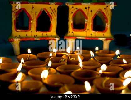 Diwali Deepak Lichter (Öl und Baumwolle Kerzen Docht) und Schrein Dekorationen, Indien, Asien Stockfoto