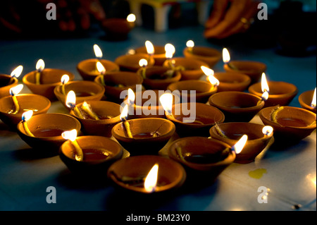 Deepak Lichter (Öl und Baumwolle Kerzen Docht) beleuchtet für häusliche Dekoration feiern Diwali-fest, Indien Stockfoto