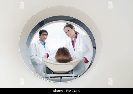 Patienten, die durch eine MRT-Untersuchung Stockfoto