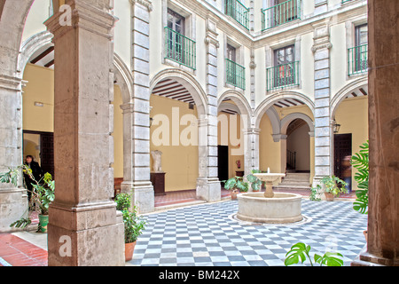 Hof, ehemalige königliche Tabakfabrik (heute Universität), Sevilla, Spanien Stockfoto