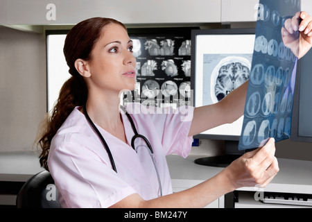 Ärztin untersucht einen Röntgen-Bericht Stockfoto
