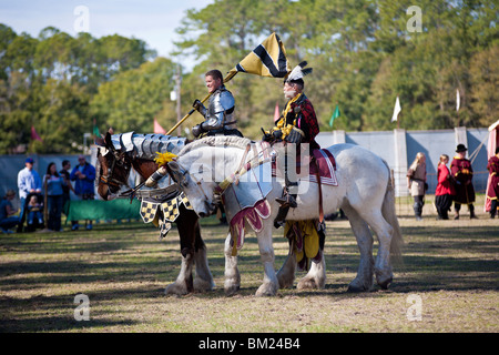 Gainesville, FL - Jan 2009 - Mann verkleidet als Ritter mit gebrochenen Lanze auf Ritterturniere Feld auf Hoggetowne mittelalterlichen Jahrmarkt Stockfoto