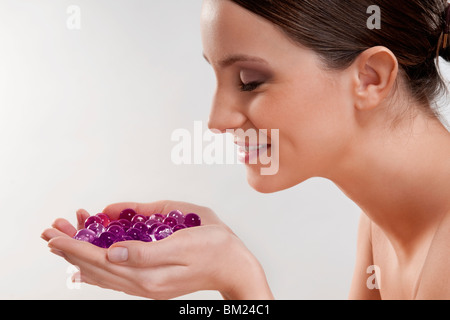 Frau riechen Badeperlen Stockfoto