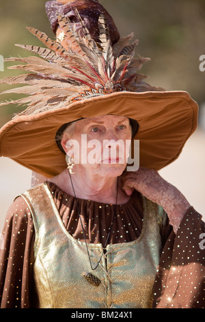 Gainesville, FL - Jan 2009 - Senior Frau gekleidet in zeitgenössischer Kleidung als Hexe auf mittelalterlichen Jahrmarkt Hoggetowne Stockfoto