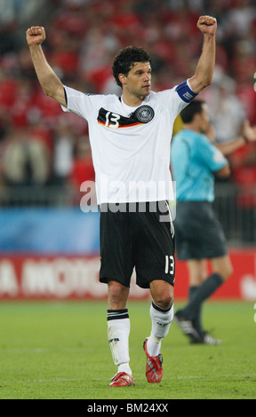 Deutschland-Team-Kapitän Michael Ballack feiert ein 1: 0-Sieg über Österreich in einem UEFA Euro 2008 match 16. Juni 2008. Stockfoto