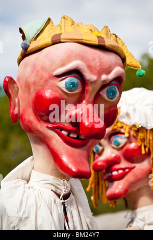 Gainesville FL - Januar 2009 - Riese leitete männliche und weibliche Jester Kostüme auf mittelalterlichen Jahrmarkt Hoggetowne Stockfoto