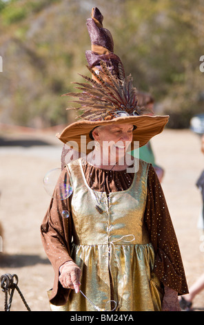 Gainesville, FL - Jan 2009 - Senior Frau gekleidet in zeitgenössischer Kleidung als Hexe auf mittelalterlichen Jahrmarkt Hoggetowne Stockfoto