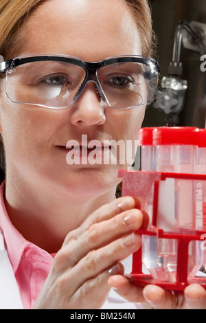 Ärztin, medizinische Proben in einem Labor hält Stockfoto