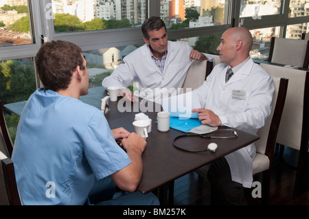 Ärzte diskutieren in einer cafeteria Stockfoto