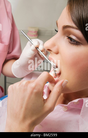 Prüfung eines Weibes Zähne Zahnarzt Stockfoto