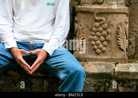 Mann in einem Kloster Stockfoto