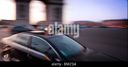 Taxi, Arc de Triomphe, Paris, Frankreich, Europa Stockfoto