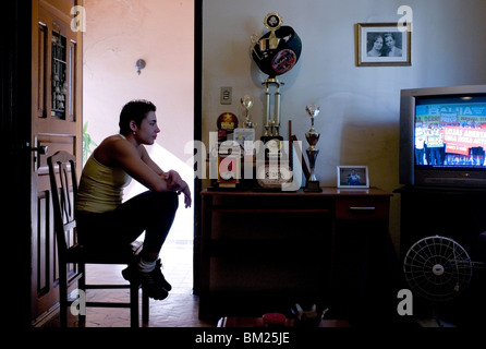 Frau ultimativen Kämpfer Vanessa Porto zu Hause mit ihren Trophäen in ihrem Haus in Jau, Brasilien Stockfoto