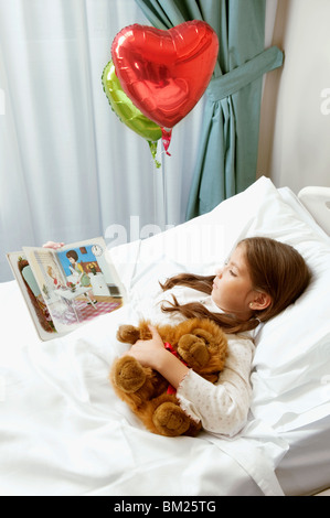 Madchen Ein Comic Buch In Einem Krankenhausbett Stockfotografie Alamy