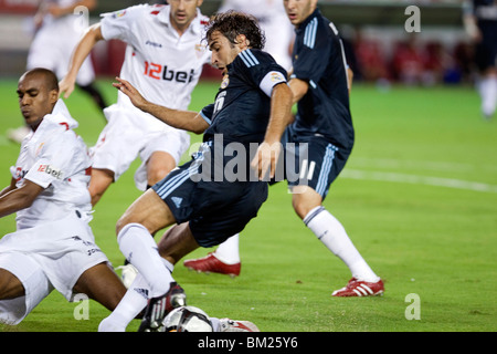 Raul anzugreifen. Spanische Liga-Spiel zwischen FC Sevilla und Real Madrid, Sanchez Pizjuan Stadion, Sevilla, Spanien, 4. Oktober 2009 Stockfoto