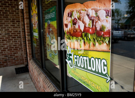 Eine U-Bahn "$5 Footlong" zu unterzeichnen. Stockfoto