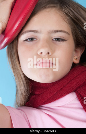 Nahaufnahme eines Mädchens Anwendung Eisbeutel auf dem Kopf Stockfoto