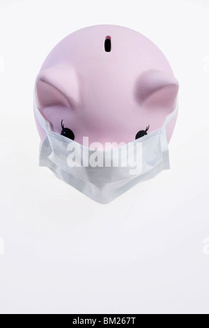 Nahaufnahme einer Piggy Bank tragen von Schutzmasken Stockfoto