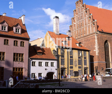 Skarnu Iela Straße zeigt St.Johannes Kirche, Altstadt, Riga, Region Riga, Lettland Stockfoto