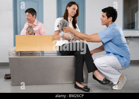 Tiere mit ihren Besitzern in einer Tierklinik Stockfoto