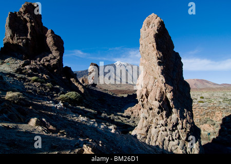 Riesige Felsformationen vor dem Vulkan El Teide, Teneriffa, Kanarische Inseln, Spanien, Europa Stockfoto