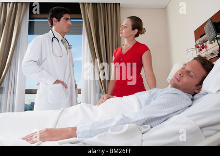 Frau mit einem Arzt besprechen Stockfoto