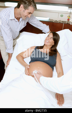 Schwangere Frau geht durch eine Ultraschalluntersuchung Stockfoto