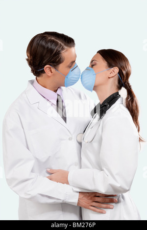 Ärzte Grippe Masken und romancing Stockfoto