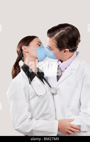 Ärzte Grippe Masken und romancing Stockfoto