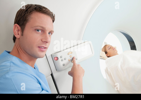 Techniker ein MRT in Betrieb Stockfoto