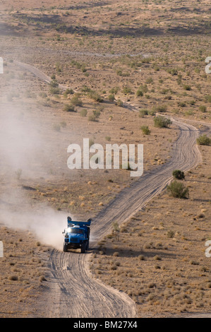 Off-Road fahren über staubige Landstraße Karakol Wüste, Turkmenistan, Zentral-Asien, Asien Stockfoto