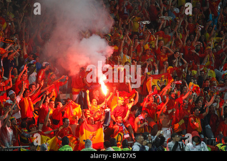 Spanien-Fans feiern auf der Tribüne nach Spanien besiegt Russland 3: 0 im Halbfinale UEFA Euro 2008 match 26. Juni 2008. Stockfoto