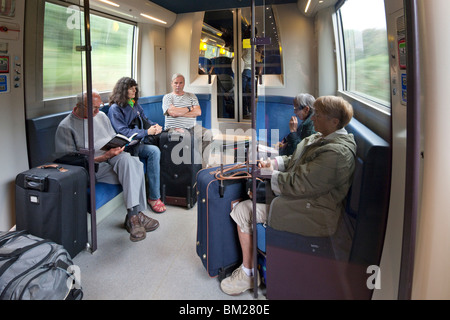 Menschen im Inneren ein TGV Zug in der Nähe von Paris, Frankreich Stockfoto