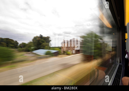 Blick aus dem Fenster ein TGV Zug nähert sich Paris, Frankreich Stockfoto