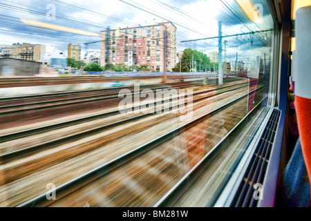 Blick aus dem Fenster ein TGV Zug nähert sich Paris, Frankreich Stockfoto