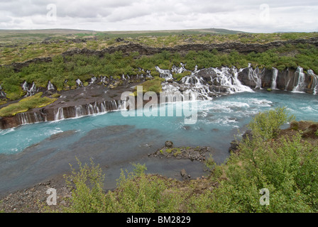 Wasserfällen fließt über den Felsen Hraunfossar, Island, Polarregionen Stockfoto