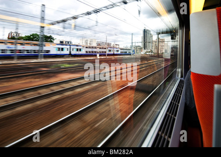 Blick aus dem Fenster ein TGV Zug nähert sich Paris, Frankreich Stockfoto