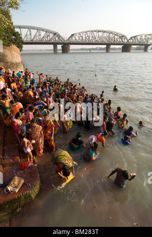 Massen von Menschen vor Kali Tempel Baden in den Hooghly River, Kolkata, Westbengalen, Indien, Asien Stockfoto