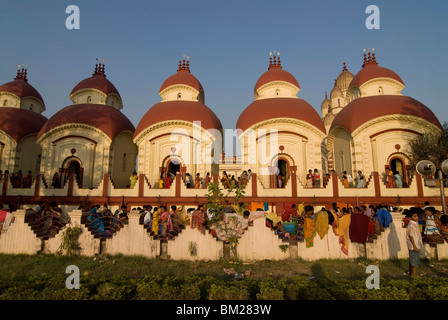 Massen von Menschen vor Kali Tempel, Kolkata, Westbengalen, Indien, Asien Stockfoto