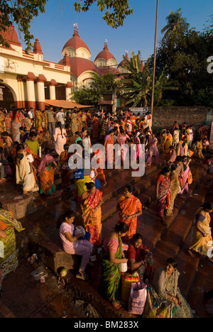 Massen von Menschen vor Kali Tempel, Kolkata, Westbengalen, Indien, Asien Stockfoto