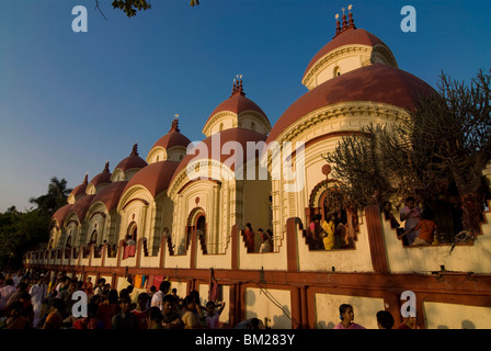 Massen von Menschen vor Kali Tempel, Kolkata, Westbengalen, Indien, Asien Stockfoto