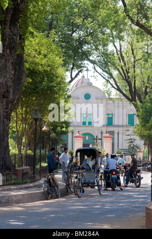 Rikschas vor der Kathedrale von Notre Dame, Kolkata, Westbengalen, Indien, Asien Stockfoto