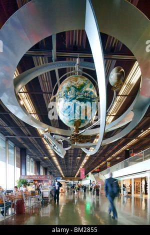 Globus mit World Time, Flughafen Orly, Paris, Frankreich Stockfoto