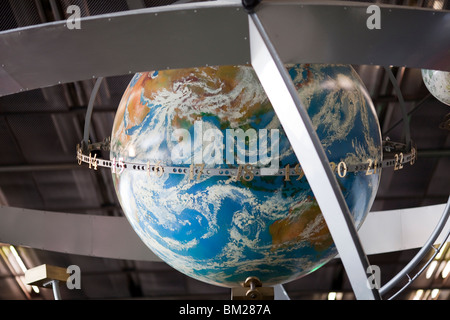 Globus mit World Time, Flughafen Orly, Paris, Frankreich Stockfoto