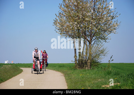 Radfahren entlang Landstraßen in Haspengouw Belgien Stockfoto