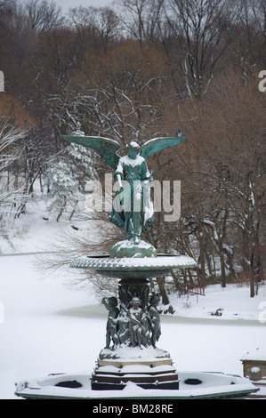 Schnee bedeckte Statue am Bethesda Brunnen im Central Park in New York City, New York State, USA Stockfoto