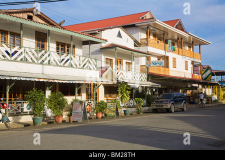 Hotels in Hauptstraße, Doppelpunkt-Insel (Isla Colon), Bocas del Toro Provinz, Panama Stockfoto