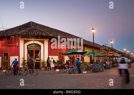 Mann Rideing Fahrrad vorbei an Restaurant auf Calle La Calzada, Granada, Nicaragua Stockfoto