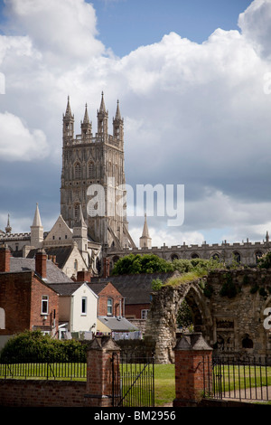 Gloucester Kathedrale Turm und Ruinen des bischöflichen Palastes, Gloucester, Gloucestershire, UK Stockfoto