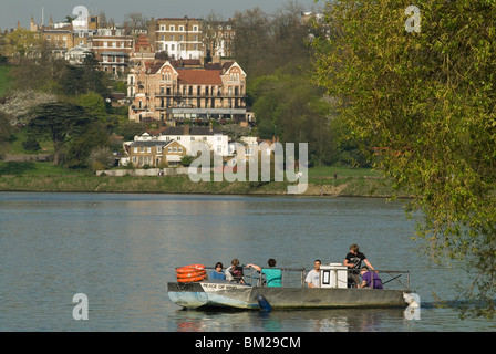 Hammertons Hammerton Fähre über die Themse in Richmond Grenze mit Twickenham Surrey Greater London HOMER SYKES Stockfoto